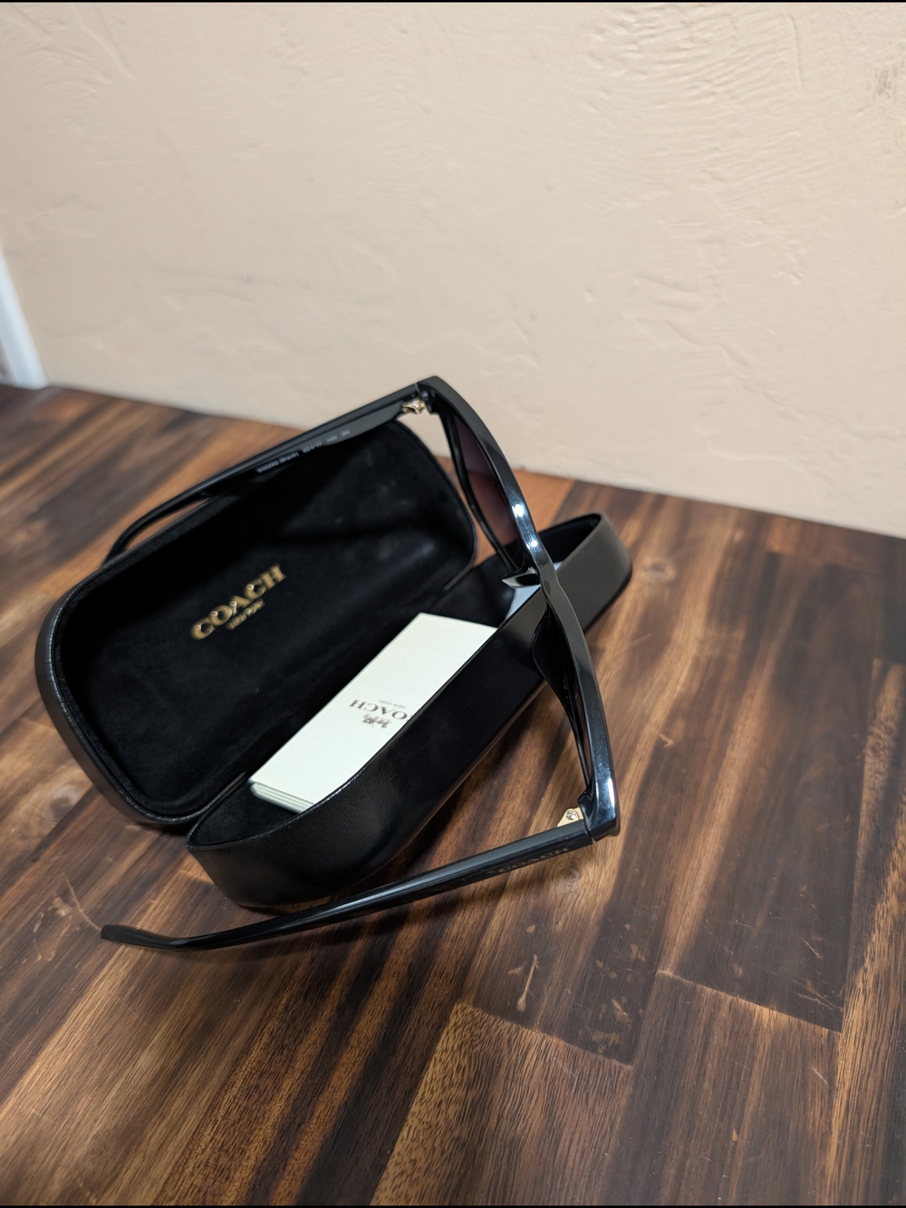 New Womans Coach Black Frame Sunglasses HC 8369U W/Leather Case - Picture 3 of 16